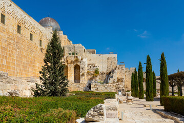 Fototapeta premium Umayyad Palace Garden archeological park at south wall of Temple Mount and Al-Aqsa Mosque in Jerusalem Old City in Israel
