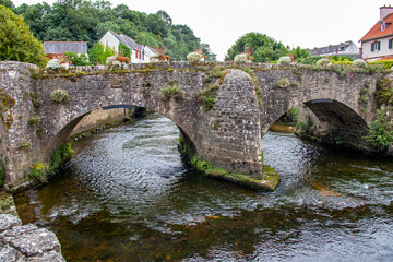 Fototapeta na wymiar Quimperlé. Le pont fleuri sur la rivière Ellé. Finistère. Bretagne