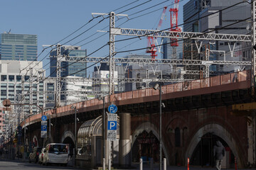 Fototapeta premium 高架と鉄塔と架線 新橋駅周辺の風景