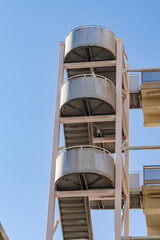 青空と外階段　芝公園3丁目の風景