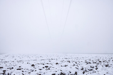 stromleitung verschwindet im nebel