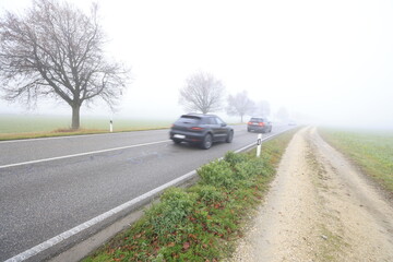 landstrasse mit autos im herbst