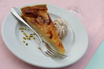 frischer apflkuchen mit zimtsahne