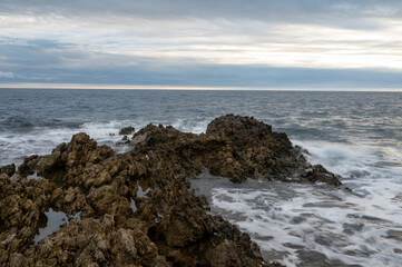 Paysage de la côte sauvage méditerranéenne de la Pointe Sainte-Hospice du cap Ferrat dans les Alpes-Maritimes en hiver le soir