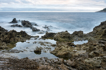 Paysage de la côte sauvage méditerranéenne de la Pointe Sainte-Hospice du cap Ferrat dans les Alpes-Maritimes en hiver le soir