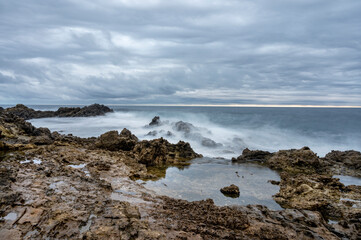 Paysage de la côte sauvage méditerranéenne de la Pointe Sainte-Hospice du cap Ferrat dans les Alpes-Maritimes en hiver le soir
