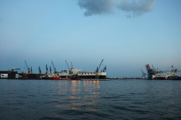 Fototapeta na wymiar Hamburg Hafen / Hamburg Harbour