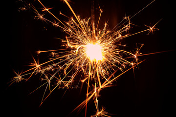Obraz premium 2021-12-30, GER, Bayern, Passau: Abbrennende Wunderkerze, Silvester, Hintergrund, Silvesterparty