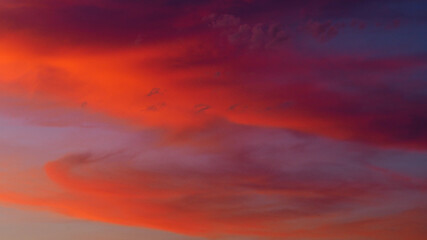 Crépuscule rougeoyant, le ciel semble être en feu