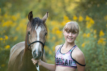 Obraz premium Mädchen mit jungem Pony