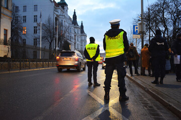 Policjanci ruchu drogowego polskiej policji w mieście podczas kontroli ruchu pojazdów. 