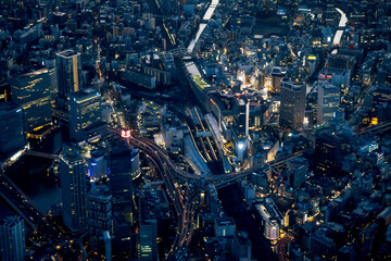 夜の横浜駅付近を空撮