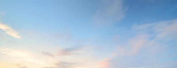 Poster Heldere blauwe lucht met gloeiende roze en gouden wolken na de storm. Dramatische zonsondergang cloudscape. Concept art, meteorologie, hemel, hoop, vrede. Grafische bronnen, schilderachtig panoramisch landschap © Aastels