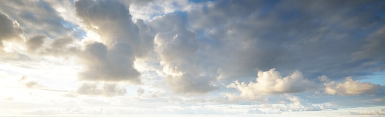 Sier wolken. Dramatische lucht. Wolkenlandschap. Zacht zonlicht. Panoramisch beeld, textuur, achtergrond, grafische middelen, ontwerp, kopieer ruimte. Meteorologie, hemel, hoop, vredesconcept