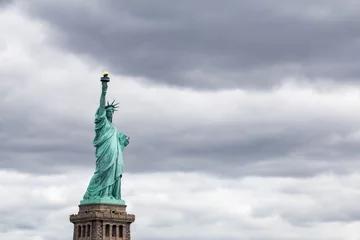 Schapenvacht deken met foto Vrijheidsbeeld Statue of Liberty on a cloudy day as background image, New York City, USA