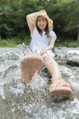 Obraz premium Girl in the river