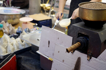 전통시장에는 다양한 싱싱한 음식들 생선들 약초 야채들이 판매합니다.