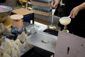 전통시장에는 다양한 싱싱한 음식들 생선들 약초 야채들이 판매합니다.