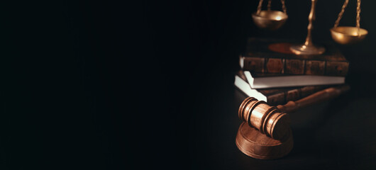 Weight scale and gavel, law concept - obrazy, fototapety, plakaty