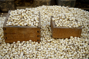 전통시장에는 약초를 판매합니다.