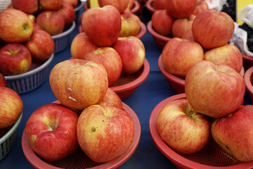 Fototapeta na wymiar 전통시장에는 싱싱한 과일들을 팜매합니다.