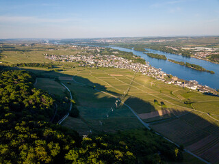 Luftaufnahme mit Drohne vom Rüdesheim am Rhein mit Weinbergen am Niederwalddenkmal während des Sonnenuntergangs and einem teilweise bewölkten Tag im Sommer, Rheingau Hessen	