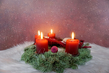 Adventskranz mit brennenden Kerzen