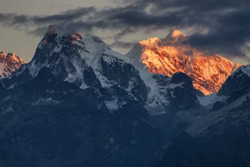 Photo sur Plexiglas Kangchenjunga Belle première lumière du lever du soleil sur le mont Kanchenjugha, chaîne de montagnes de l& 39 Himalaya, Sikkim, Inde. Teinte orange sur les montagnes à l& 39 aube