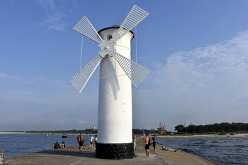 Stawa Młyny wiatrak na końcu falochronu  w Świnoujściu, przy ujściu Świny do Bałtyku,