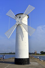 Stawa Młyny wiatrak na końcu falochronu  w Świnoujściu, przy ujściu Świny do Bałtyku, - obrazy, fototapety, plakaty