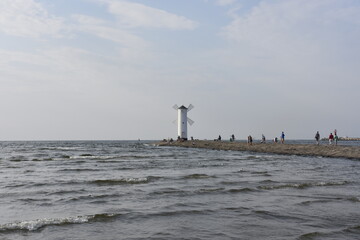 Stawa Młyny wiatrak na końcu falochronu  w Świnoujściu, przy ujściu Świny do Bałtyku, - obrazy, fototapety, plakaty