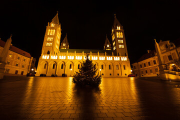 Kathedrale St. Peter und Paul (Pécs) in Ungarn am Weihnachten 