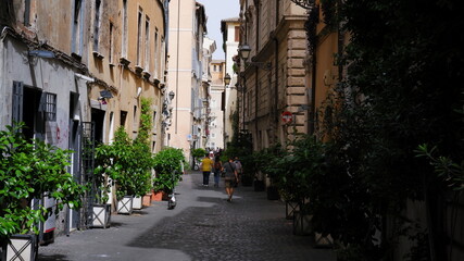 Fototapeta na wymiar Narrow old street in the city of Rome 