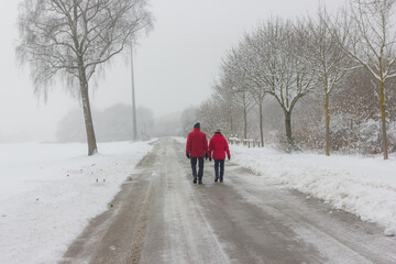 Winter, Spaziergang, Paar, Ehepaar, Leute, laufen, gehen, spazieren, schnee, eis, gl&auml;tte, gefahr, wandern, erholung, frische luft,