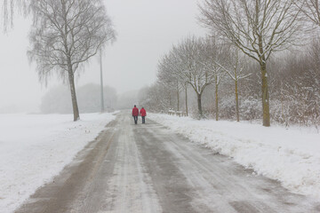 Winter, Spaziergang, Paar, Ehepaar, Leute, laufen, gehen, spazieren, schnee, eis, gl&auml;tte, gefahr, wandern, erholung, frische luft,