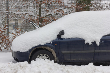 Winterlandschaft mit Auto voller Schnee