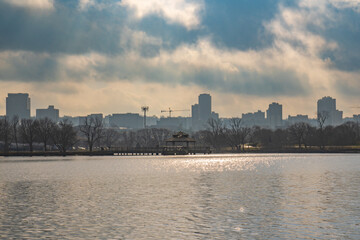 Obraz premium Hamilton City in a cloudy foggy day