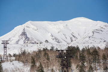 春の晴れた日の雪山の山頂　旭岳
