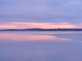 真冬の小川原湖の夜明け