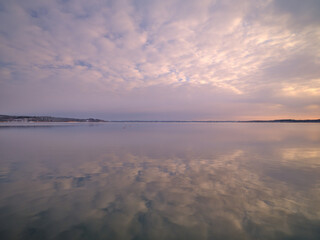 夜が明けようとしている冬の小川原湖