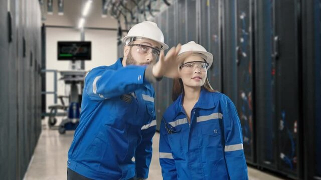 Senior engineer guidance introduce and explain to new trainee technician programable database of database service sever room interior workspace inspection
