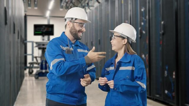 Senior engineer guidance introduce and explain to new trainee technician programable database of database service sever room interior workspace inspection
