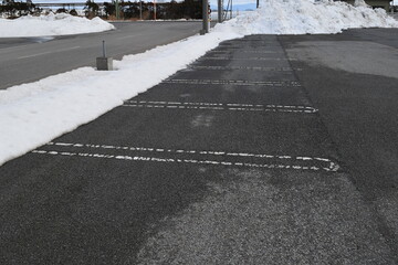 除雪した雪国の駐車場