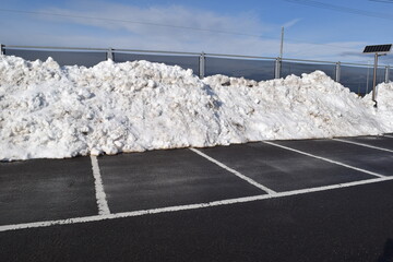 除雪した雪国の駐車場