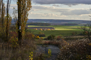 Obraz premium Landschaft am Haßbertrauf beim Fachwerkdorf Nassach im Naturpark Haßberge, Gemeinde Aidhausen, Landkreis Haßberge, Unterfranken, Franken, Deutschland