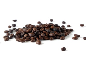 Fototapeta na wymiar Coffee beans isolated on white background