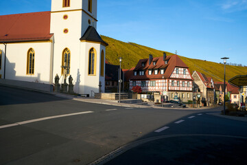 Fototapeta na wymiar Kirche im Weinort Escherndorf inmitten der Weinberge an der Volkacher Mainschleife, Unterfanken, Bayern, Deutschland