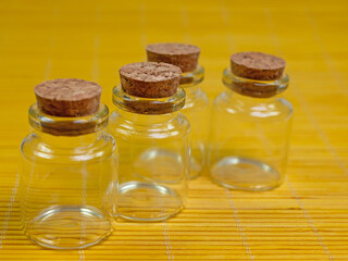 Kleine Glasflaschen mit Korken, Nahaufnahme