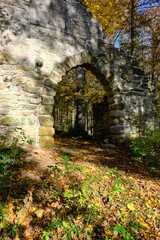 Die Ruine Altenburg im Landschaftpark Bettenburg bei Hofheim i. Ufr, Naturpark Haßberge, Naturpark Haßberge, Unterfranken, Bayern, Deutschland