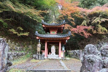 Fototapeta premium Tahou-to Tower and a lot of stone statues of Jizo in the precincts of Atagonenbutsu-dera Temple at Arashiyama in Kyoto City 京都市嵐山の愛宕念仏寺の境内にある多宝塔と地蔵群